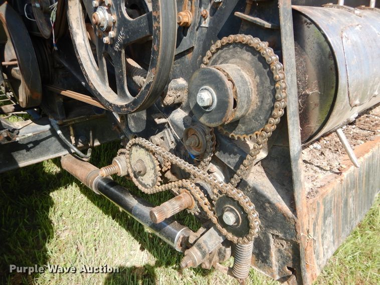 image for item DH4492 1981 Gleaner L2 combine