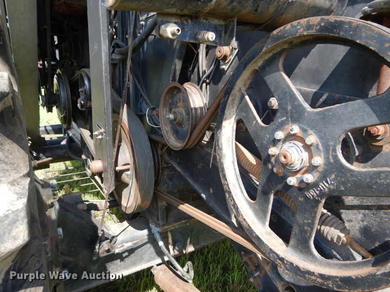 image for item DH4492 1981 Gleaner L2 combine
