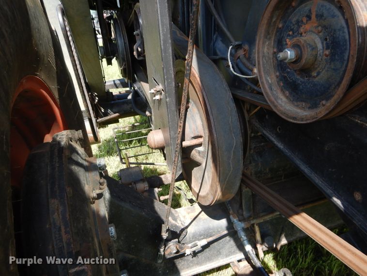 image for item DH4492 1981 Gleaner L2 combine