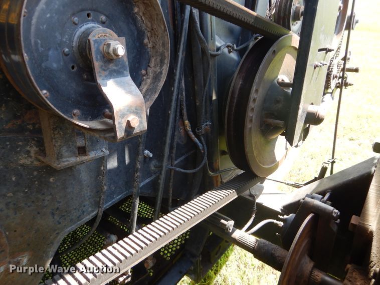 image for item DH4492 1981 Gleaner L2 combine