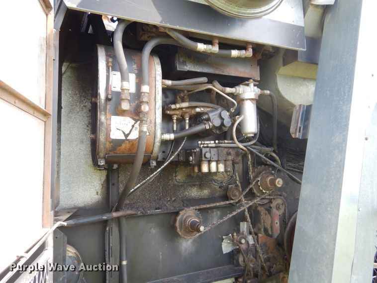 image for item DH4492 1981 Gleaner L2 combine