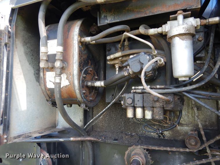 image for item DH4492 1981 Gleaner L2 combine