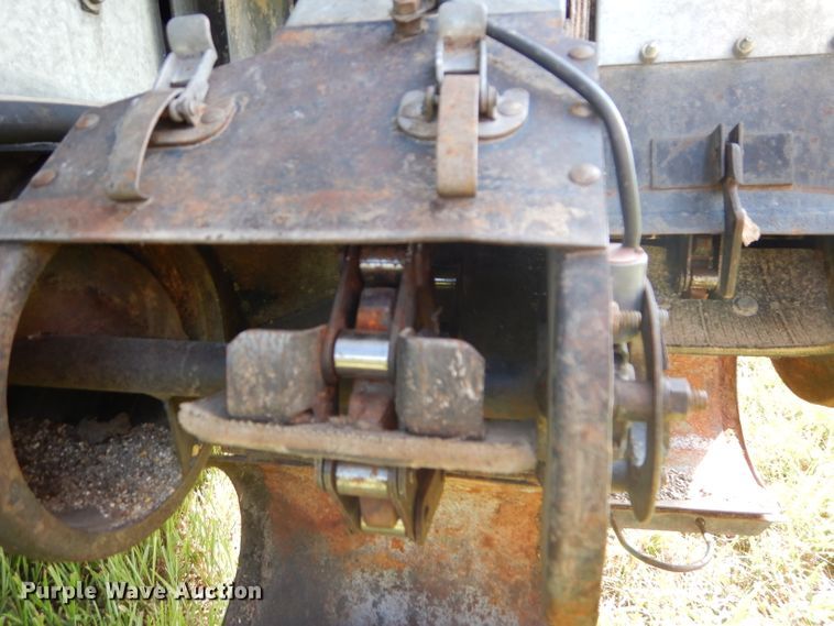 image for item DH4492 1981 Gleaner L2 combine