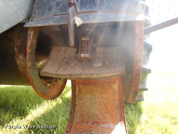 image for item DH4492 1981 Gleaner L2 combine