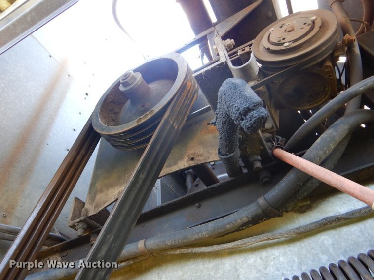 image for item DH4492 1981 Gleaner L2 combine