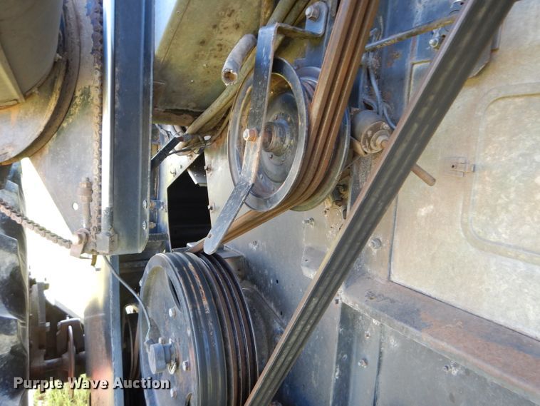 image for item DH4492 1981 Gleaner L2 combine