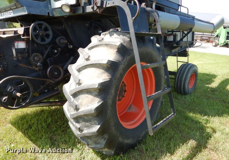 image for item DH4492 1981 Gleaner L2 combine