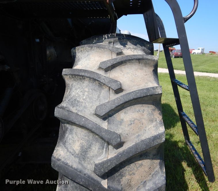 image for item DH4492 1981 Gleaner L2 combine