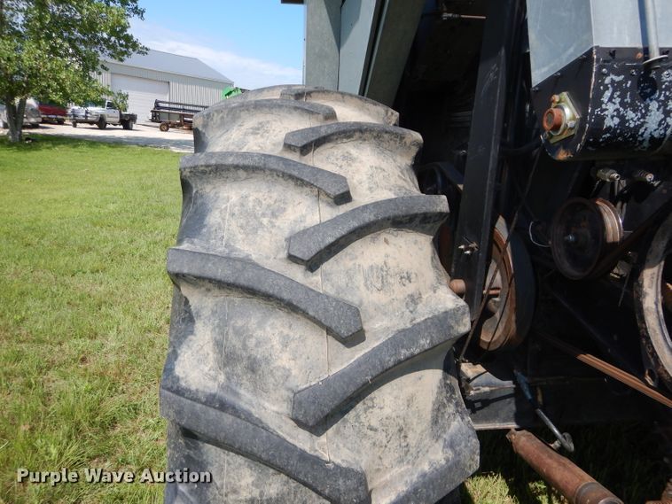 image for item DH4492 1981 Gleaner L2 combine