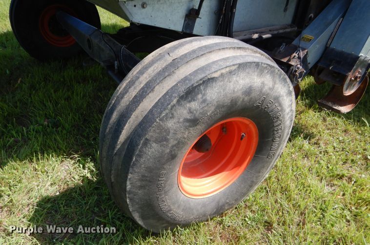 image for item DH4492 1981 Gleaner L2 combine