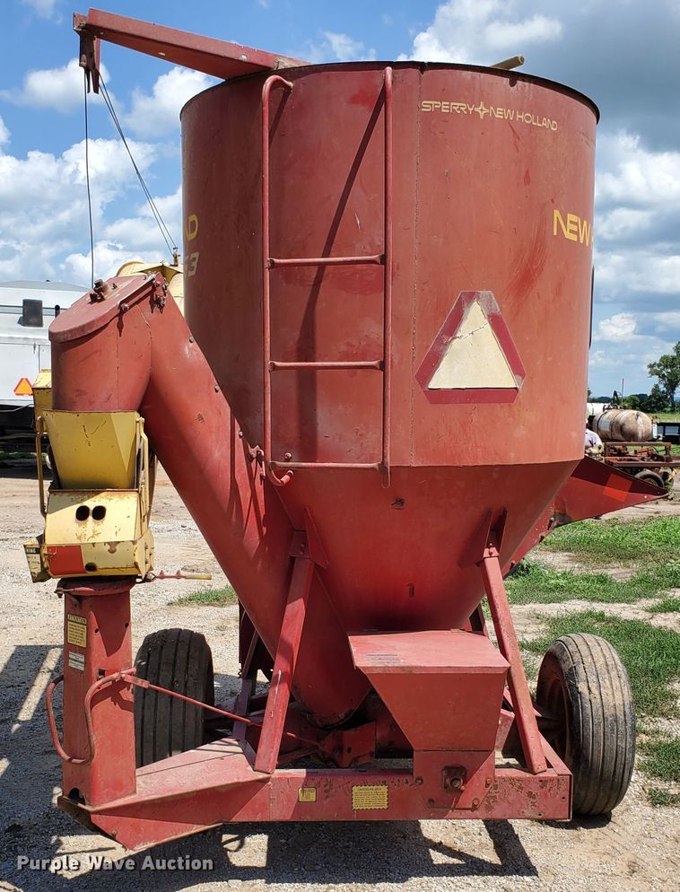 image for item DJ3162 New Holland 353 grinder/mixer