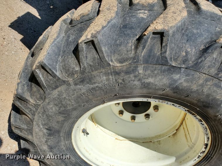 image for item DJ3163 2002 Hesston 8450  windrower