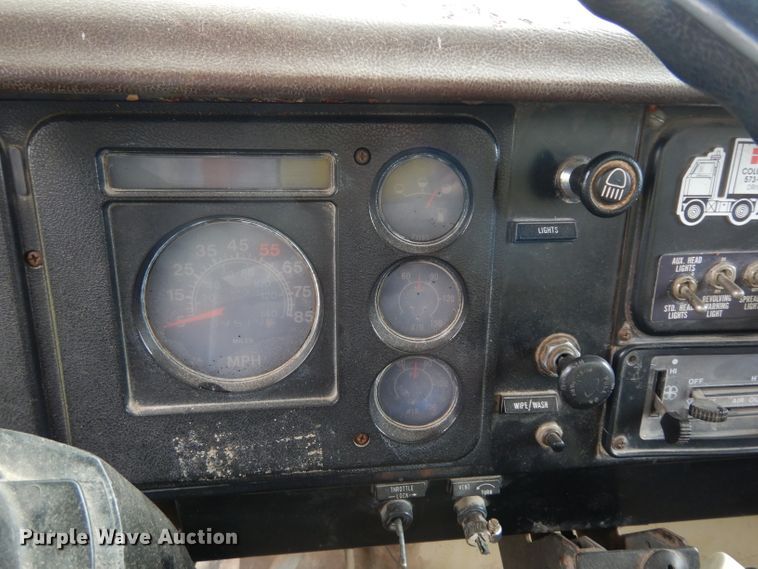 image for item DJ4324 1980 International S1954  grain truck