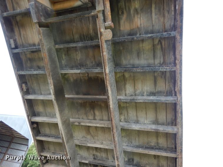 image for item DJ4324 1980 International S1954  grain truck