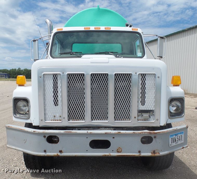 image for item DX9229 1999 International 2654  flatbed truck