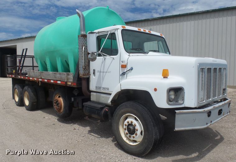 image for item DX9229 1999 International 2654  flatbed truck