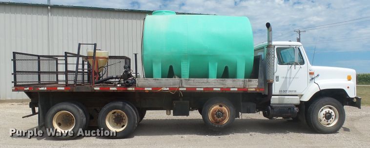 image for item DX9229 1999 International 2654  flatbed truck