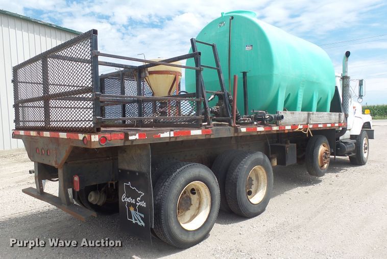 image for item DX9229 1999 International 2654  flatbed truck