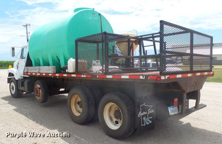 image for item DX9229 1999 International 2654  flatbed truck