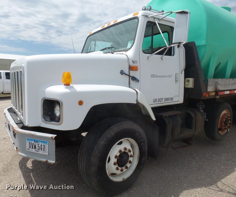 image for item DX9229 1999 International 2654  flatbed truck