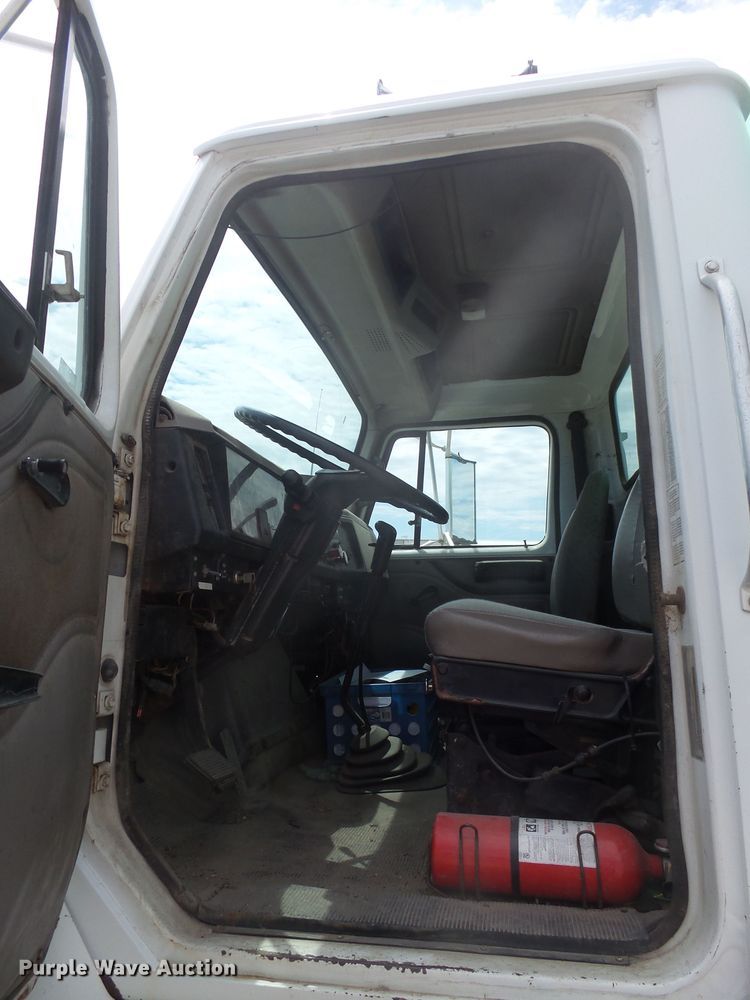 image for item DX9229 1999 International 2654  flatbed truck