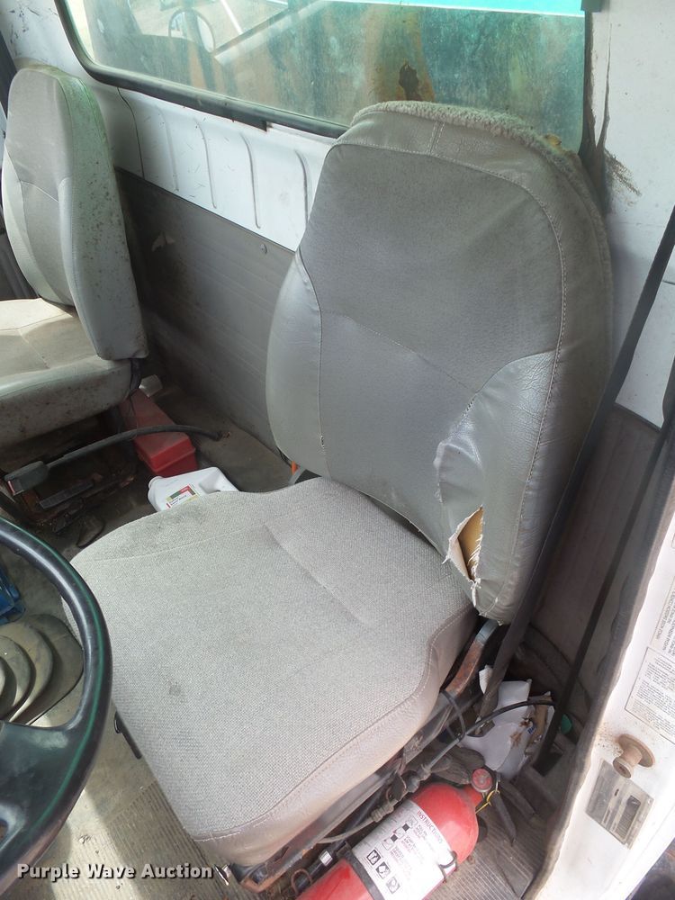 image for item DX9229 1999 International 2654  flatbed truck