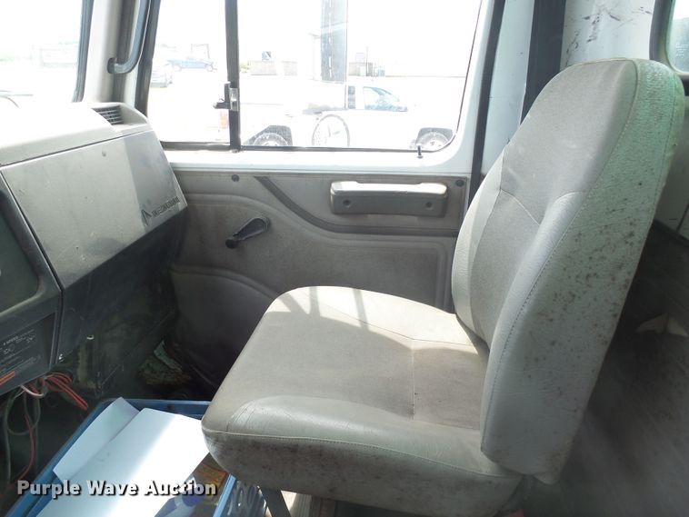 image for item DX9229 1999 International 2654  flatbed truck