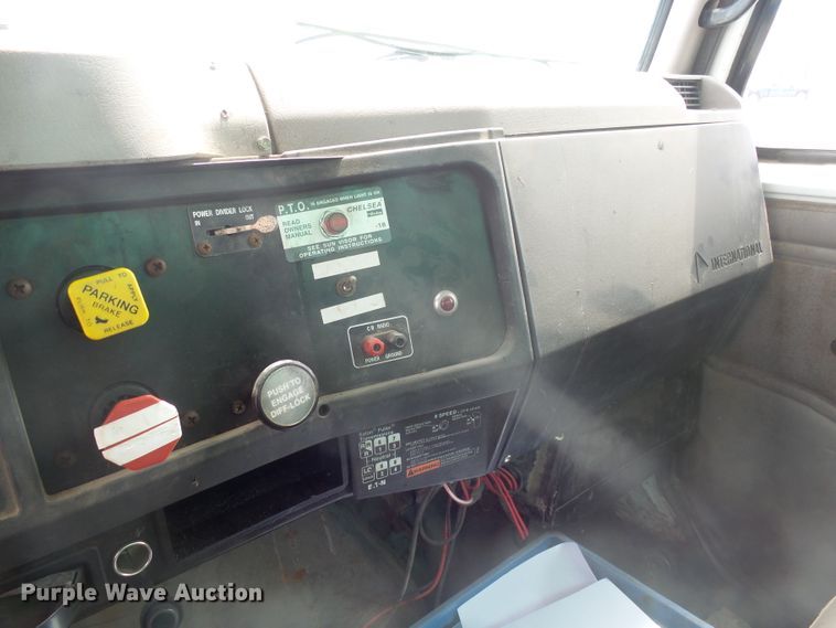 image for item DX9229 1999 International 2654  flatbed truck