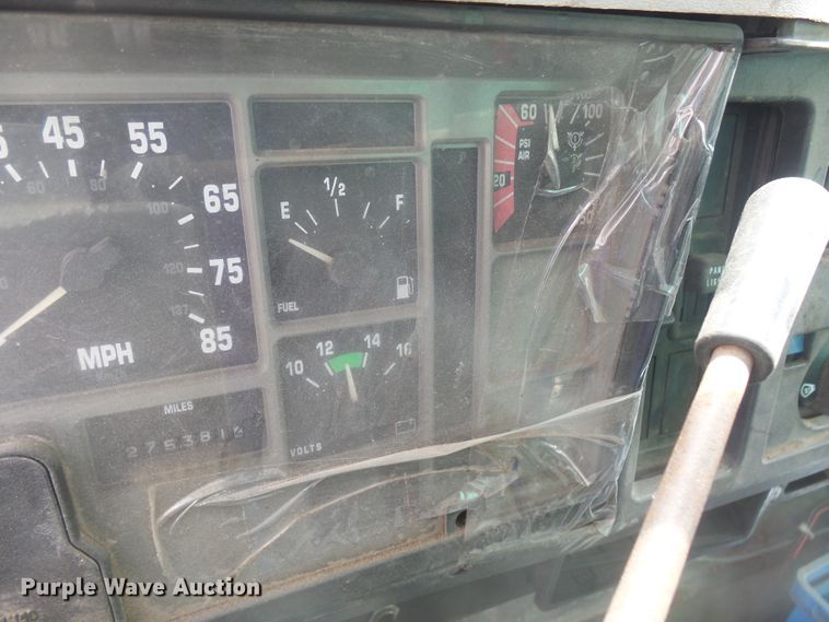 image for item DX9229 1999 International 2654  flatbed truck