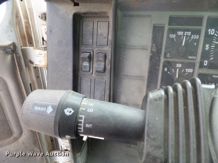 image for item DX9229 1999 International 2654  flatbed truck