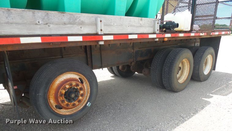 image for item DX9229 1999 International 2654  flatbed truck