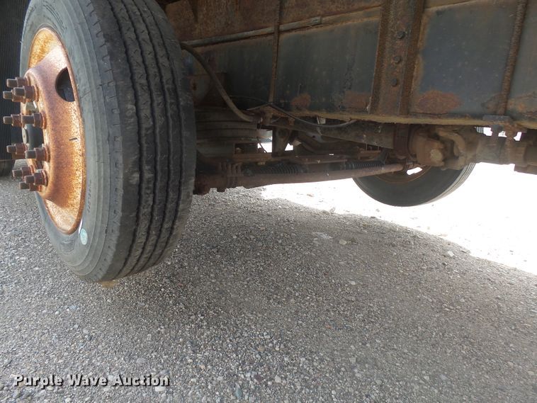 image for item DX9229 1999 International 2654  flatbed truck