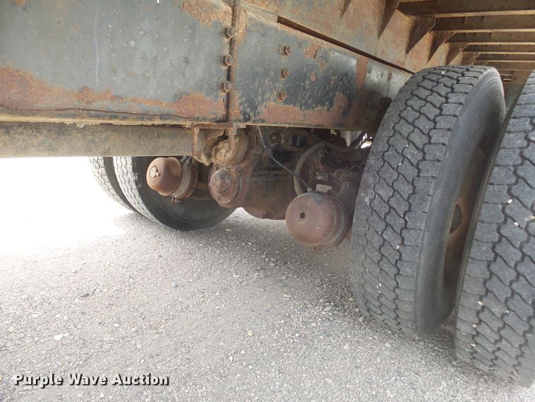 image for item DX9229 1999 International 2654  flatbed truck