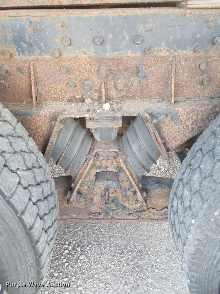 image for item DX9229 1999 International 2654  flatbed truck