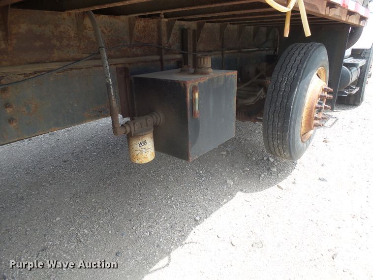 image for item DX9229 1999 International 2654  flatbed truck