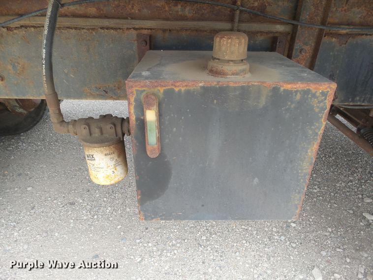 image for item DX9229 1999 International 2654  flatbed truck