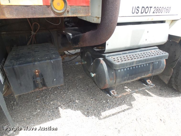 image for item DX9229 1999 International 2654  flatbed truck