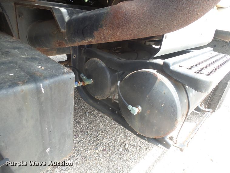 image for item DX9229 1999 International 2654  flatbed truck