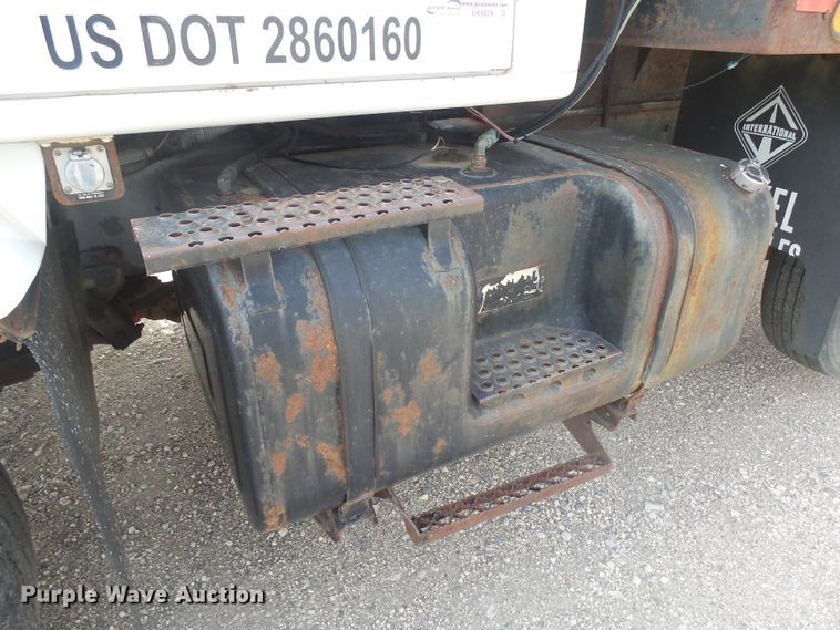 image for item DX9229 1999 International 2654  flatbed truck