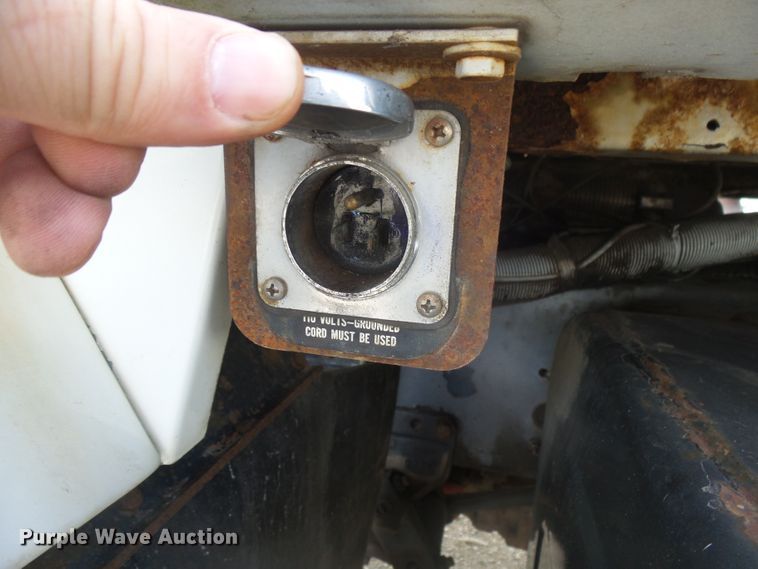 image for item DX9229 1999 International 2654  flatbed truck