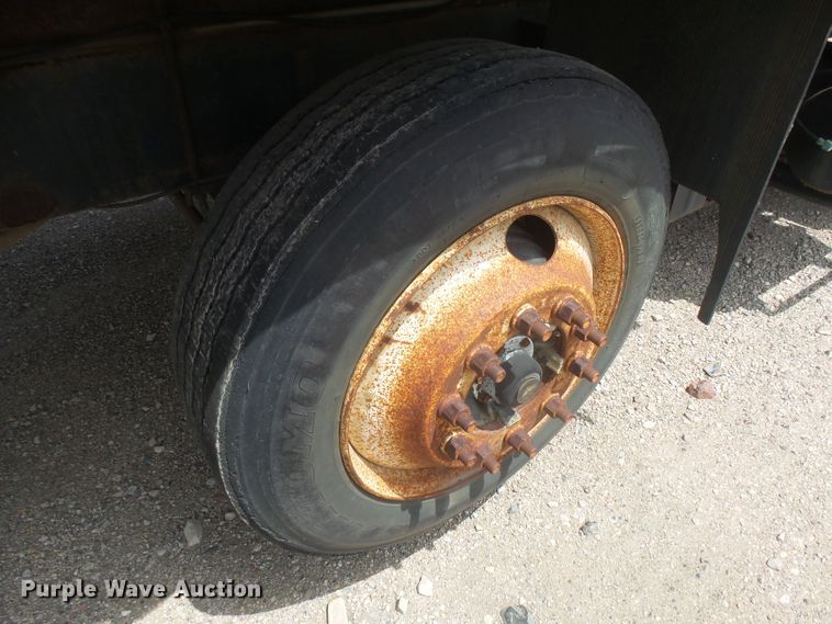 image for item DX9229 1999 International 2654  flatbed truck