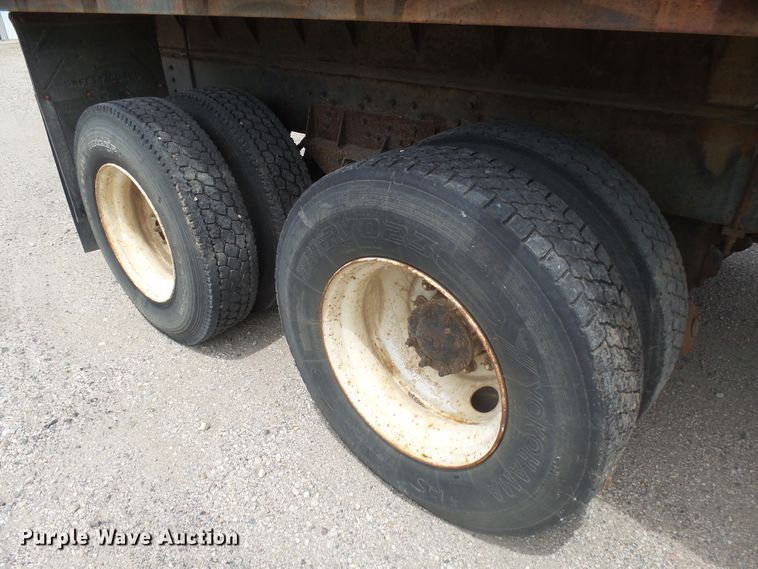 image for item DX9229 1999 International 2654  flatbed truck