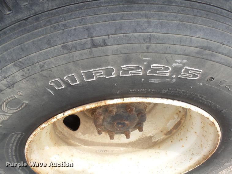 image for item DX9229 1999 International 2654  flatbed truck