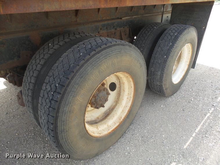 image for item DX9229 1999 International 2654  flatbed truck