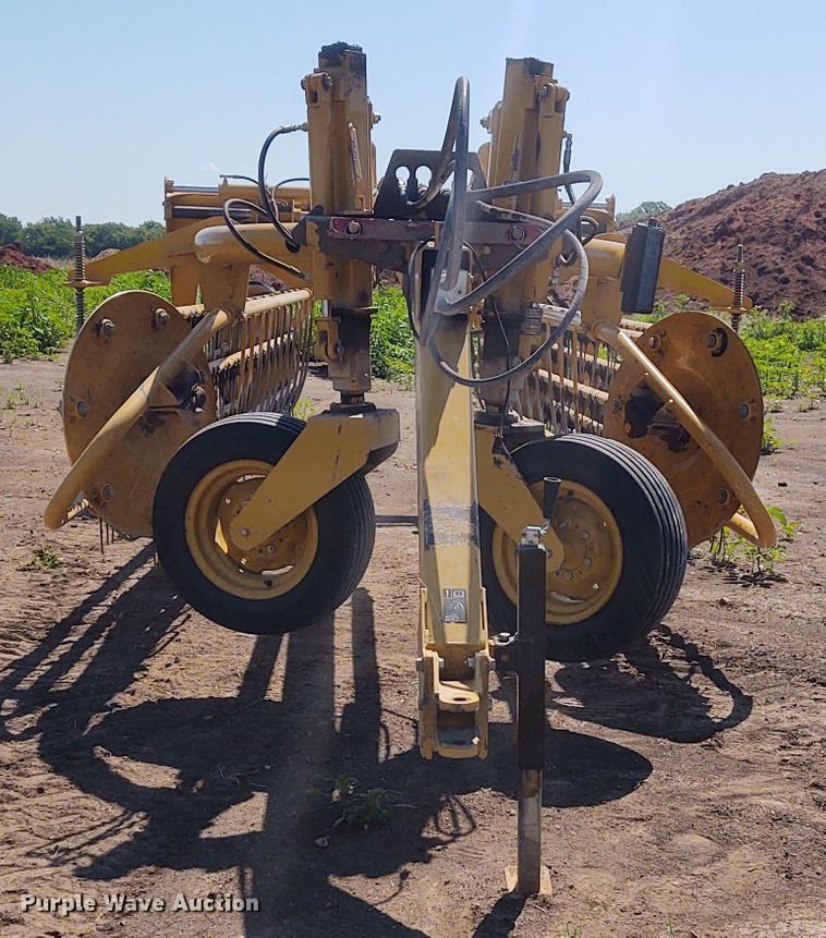 image for item EQ9388 2015 Vermeer R2800 hay rake