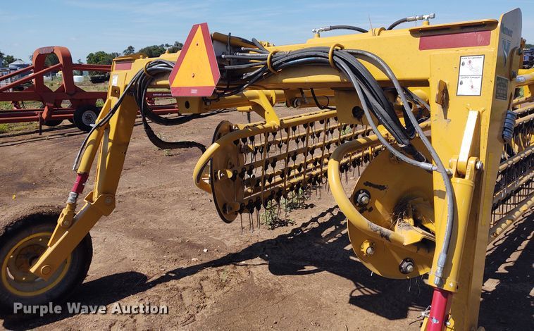 image for item EQ9388 2015 Vermeer R2800 hay rake