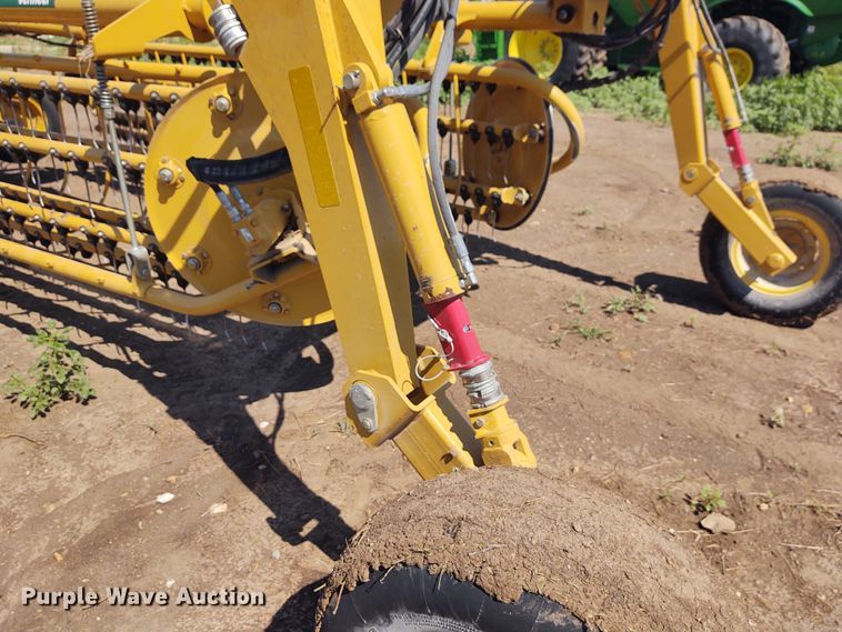 image for item EQ9388 2015 Vermeer R2800 hay rake