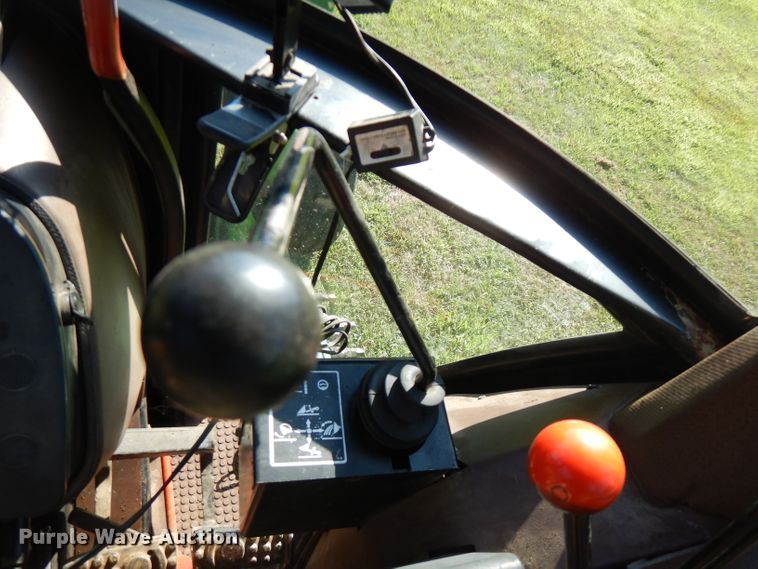 image for item FN9285 1983 John Deere 2750  tractor