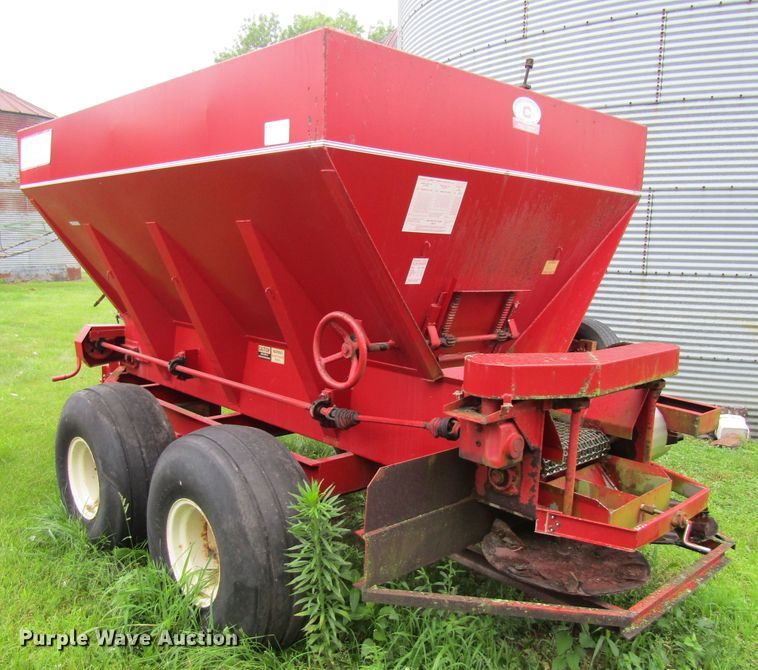 Chandler spreader in Cedar Rapids, IA Item GQ9046 sold Purple Wave