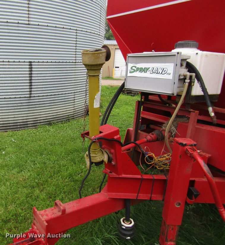 Chandler spreader in Cedar Rapids, IA Item GQ9046 sold Purple Wave